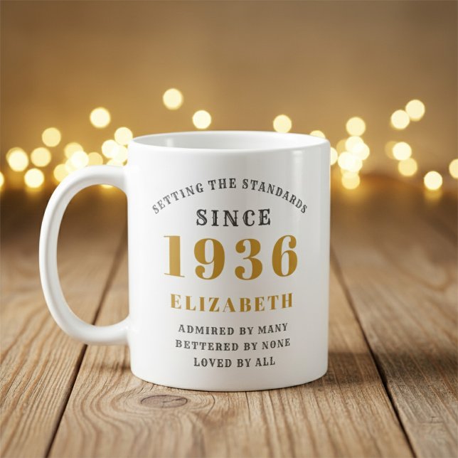 Personalisierter 90. Geburtstag 1936 Name hinzufüg Kaffeetasse (Born 1936 birthday gift mug. Background out of focus.)