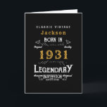 Personalisierter 90. Geburtstag Geboren 1931 Vinta Karte<br><div class="desc">Eine personalisierte klassische Geburtstagskarte für diese Geburtstagsfeier für jemanden, der 1931 geboren war. Fügen Sie den Namen zu diesem Vintagen Retro-Stil Schwarz, Weiß und Gold-Design für ein individuelles Geburtstagsgeschenk. Bearbeiten Sie einfach den Namen und das Jahr mit der Vorlage. Ein wunderschönes, eigens für den schwarzen Geburtstag entwickeltes Geschenk. Weitere Geschenke...</div>
