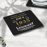 Personalisierter 90. Geburtstag Geboren 1935 Vinta Rechteckiger Pappuntersetzer<br><div class="desc">Ein personalisiertes klassisches Papier Untersetzer Design für diese Geburtstagsfeier für jemanden, der 1935 geboren und 90 Jahre alt wurde. Fügen Sie den Namen zu diesem Vintagen Retro-Stil Schwarz, Weiß und Gold Design für ein maßgeschneidertes 90. Geburtstagsgeschenk. Bearbeiten Sie den Namen und das Jahr einfach mit der Vorlage. Ein wunderbares, individuelles,...</div>