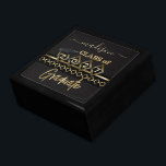Personalisierter Abschluss - Schwarz & Gold Erinnerungskiste<br><div class="desc">Graduate Geschenkboxen bereit für Sie zu personalisieren. Auch die Hintergrundfarbe kann geändert werden. ✔ HINWEIS: ÄNDERN SIE NUR DIE VORLAGEBEREICHE, DIE SIE BENÖTIGEN! 😀 Sie können den Text bei Bedarf entfernen und neu hinzufügen, was immer Sie möchten und welchen Schriftart Sie möchten. 📌 Wenn Sie weitere Anpassungen benötigen, klicken Sie...</div>