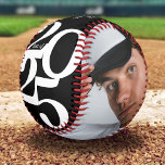 Personalisierter Abschluss Senior 2025 Foto Baseball<br><div class="desc">Personalisierter Abschluss-Baseball mit einem stilvollen schwarzen Hintergrund, der in jede beliebige Farbe verändert werden kann, das Jahr '2025' in einem fetten Serif-Schriftart, den Notennamen und die Schule oder Uni, die sie besucht haben. Dieses einmalige Geschenk wird ihnen Gefühl extra Special an ihrem Abschluss Tag. Sie können das Geschenk sogar mit...</div>