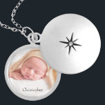 Personalisierter Baby-Fotoname Medaillon<br><div class="desc">Vervollkommnen Sie für die neue Mutter,  fertigen Sie diesen Locket mit ihrem neugeborenen Foto besonders an und nennen Sie. Addieren Sie anderen Text,  da Sie möchten.</div>