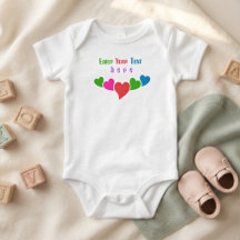 Personalisierter Babyname und bunte Herzen
