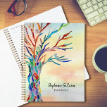 Personalisierter Baum Planer<br><div class="desc">Dieser einzigartige Planner weist einen Mosaikbaum in den Farben des Regenbogens auf einem Aquarellhintergrund auf. Einfach mit Ihrem Namen und Jahr anpassbar. Weil wir unsere eigenen Kunstwerke erstellen, werden Sie dieses exakte Bild von anderen Designern nicht finden. Original Mosaik © Michele Davies.</div>