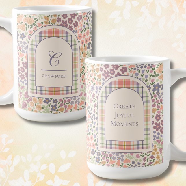 Personalisierter Blumen-Karo-Becher – Benutzerdefi Kaffeetasse (Personalized Floral Plaid Mug – Custom Name & Inspirational Quote – Create Joyful Moments Gift)