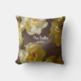 Personalisierter Blumenfamilienname mit gelben Tul Kissen