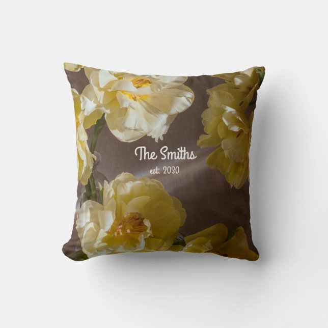 Personalisierter Blumenfamilienname mit gelben Tul Kissen (Vorderseite)