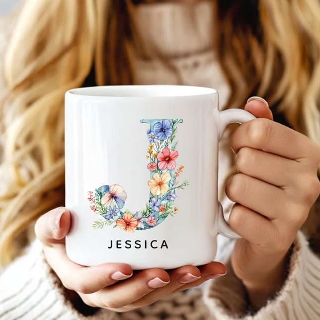 Personalisierter Blumeninitialen-Kaffeebecher als  Kaffeetasse (Custom Monogram Name Mug for Mom or Bridesmaids, Custom Floral Alphabet Mug for Teacher or Nurse)