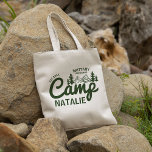 Personalisierter Camp Bach Junggeselinnen-Abschied Tragetasche<br><div class="desc">Mit unserem Personalisierten Camp Bach Junggeselinnen-Abschied Custom Tote Bag, einem stilvollen und praktischen Accessoire, das die Schönheit der Natur ergänzt, können Sie Ihr Abenteuer in den Bergen genießen. Diese waldgrüne Tasche Bachelorette im Campingplatz ist mehr als nur eine Tasche; sie ist ein personalisiertes Symbol des letzten Weges vor dem Schleier,...</div>