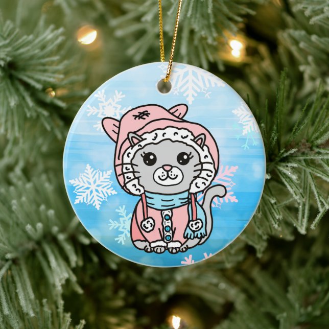 Personalisierter Cartoon Kitty Cat in Winterhut Keramik Ornament (Baum)