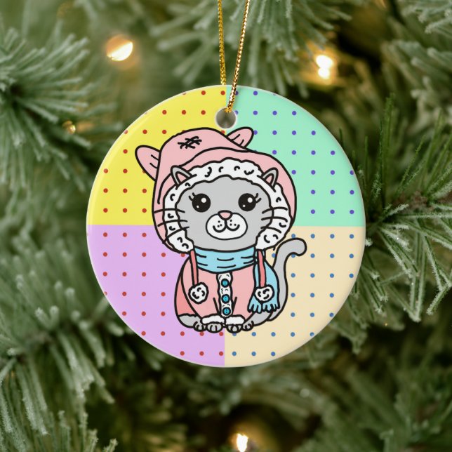 Personalisierter Cartoon Kitty Cat in Winterhut Keramik Ornament (Baum)