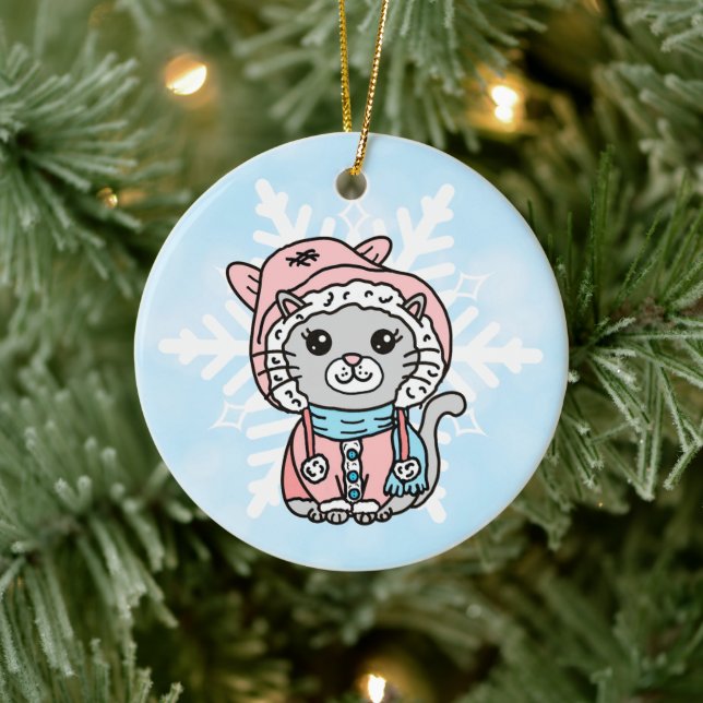Personalisierter Cartoon Kitty Cat in Winterhut Keramik Ornament (Baum)