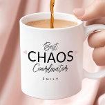 Personalisierter Chaos-Koordinator Kaffeetasse<br><div class="desc">Schlüpfen Sie mit dem Chaos-Koordinator Typographic Coffee Tasse! Diese moderne und minimalistische Tasse besticht durch ein lustiges Skriptdesign,  das den Geist von Veranstaltungsplanern und Müttern,  die im Chaos gedeihen,  perfekt einfängt und somit ein ideales Geschenk für jeden macht,  der die Anforderungen der Hochzeitsplanung und darüber hinaus in Einklang bringt.</div>