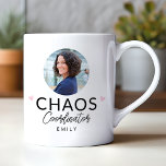 Personalisierter Chaos-Koordinator Moderne Kaffee- Kaffeetasse<br><div class="desc">Mit dem Personalisierten Chaos Coordinator Moderne Kaffee-Tasse schlürfen Sie stilvoll! Diese moderne und minimalistische Tasse besticht durch ein lustiges Skriptdesign,  das den Geist von Veranstaltungsplanern und Müttern,  die im Chaos gedeihen,  perfekt einfängt. Es ist ein ideales Geschenk für jeden,  der die Anforderungen der Hochzeitsplanung und darüber hinaus jongliert.</div>