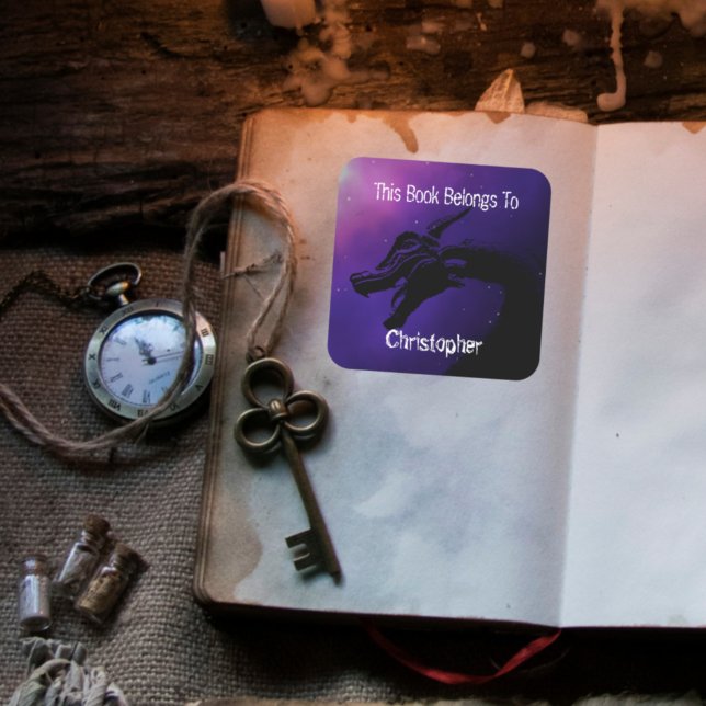 Personalisierter Drache Dieses Buch gehört Quadratischer Aufkleber (Von Creator hochgeladen)