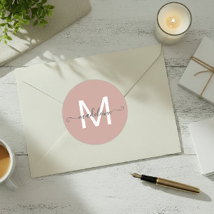 Personalisierter Drehbuchname Monogram Dusty Rose Runder Aufkleber