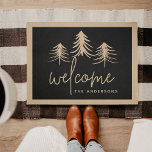 Personalisierter Empfang gezeichneter Pines Fußmatte<br><div class="desc">Ideal für Ferien,  Winterzeit oder Ihre Waldlandschaft Zuhause oder Hütte,  diese niedliche waldbezogene Haustüre bietet "Begrüßung" in handgeschriebener Kalligraphie-Schrift mit einem Trio von handgezeichneten Kiefernbildern. Personalisieren Sie Ihre Daten mit Ihrem Familiennamen.</div>