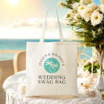 Personalisierter Empfang von Wedding Swag Bag Tragetasche<br><div class="desc">Herzlich willkommen im Brautparty und außerhalb der Stadt zu Ihren Hochzeitsfeiern mit einer "Swag-Tasche" gefüllt mit Goodies und Gegenständen, um ihren bleibe komfortabel und unvergesslich zu machen. Dieses skurrile Totbeutel-Design wird mit einem runden Palmenlogo in Aqua und Weiß hervorgehoben. Die Braut- und Ziernamen kreisen um das runde Logo. Der gesamte...</div>