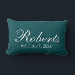 Personalisierter Familienname Junter Green Toss Ki Lendenkissen<br><div class="desc">Ein hübsches, aquamarines, grünes Kissen personalisiert mit dem Familiennamen und dem Datum Ihrer Wahl. Ändern Sie die Hintergrundfarbe oder verließ es dunkelgrün. Ein hübsches und modernes Kissen, das jedem Zimmer eine persönliche Touch verleiht.</div>