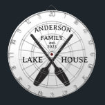 Personalisierter Familienname Lake House Dartscheibe<br><div class="desc">Diese Kollektion besticht durch ein modernes Schwarz-Weiß-Logo sowie durch ein wunderschönes Aquarellbild eines Sees, das an einen sommerlichen Abend erinnert. Diese Kollektion ist ideal für die Dekoration eines Familienseehauses oder einer Kabine, oder bietet auch Brandingmöglichkeiten für Ferien-Mieten wie Air BnB und VRBO. Meine Lieblingsprodukte sind das personalisierte Gästebuch, das Puzzle,...</div>