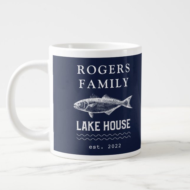 Personalisierter Familienname Lake House Jumbo-Tasse (Links)