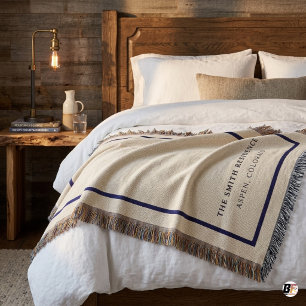 Personalisierter Familienname & Ort Minimalistisch Decke