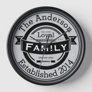 Personalisierter Familienname Retro-Logo-Stil Uhr