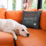 Personalisierter Favoritenspot für Haustiere Hunde Kissen<br><div class="desc">Ein lustiges personalisiertes Kissen für den Lieblingsplatz des Hundes im Haus. Passen Sie sich an für ein tolles Geschenk für Eltern mit Haustieren. Niedlicher Text mit Hundepuppdruck.</div>