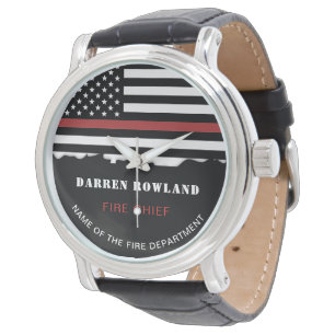 Personalisierter Feuerwehrhelfer mit dünner roter Armbanduhr
