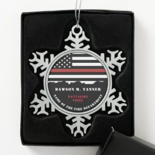 Personalisierter Feuerwehrhelfer mit dünner roter Schneeflocken Zinn-Ornament