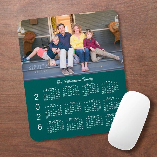 Personalisierter Foto-Name Blau-Grün 2026 Kalender Mousepad (Personalized Photo Name Blue-Green 2026 Calendar Mouse Pad, in situ)
