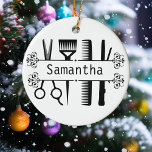Personalisierter Friseur der Stylistischen Schere Keramik Ornament<br><div class="desc">Dieses Design kann in dem Bereich personalisiert werden, der durch das Ändern des Fotos und/oder Textes zur Verfügung gestellt wird. Sie können auch angepasst werden, indem Sie auf Vorlage personalisieren klicken und dann auf die Schaltfläche klicken, um weitere Optionen anzupassen, um die Hintergrundfarbe zu löschen oder zu ändern, Text hinzuzufügen,...</div>