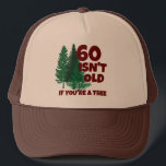 Personalisierter Funny Birthday Old Age Trucker Ha Truckerkappe<br><div class="desc">Das individuell gestaltete Birthday-Design mit grünen Waldbäumen mit dem lustigen Zitat (Alter) ist nicht alt,  wenn man ein Baum ist. Dieses große Gag Geschenk wird die meisten Lachen auf der Geburtstagsfeier.</div>