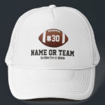 Personalisierter Fußball-Entwurfs-Name, Zahl, Team Truckerkappe<br><div class="desc">Dieses personalisierte FußballAusrüstungsbeschreibungen ein amerikanischer Fußball mit einer Jerseyzahl und ein oder zwei Linien kundenspezifischer Text - der Name des Spielers, Schulname, Teamname, etc. perfekt für Highschool, Jugend- oder Unispieler oder Fußballfans. Zeigen Sie Ihren Schulgeist und Liebe des Fußballs mit einem kundengebundenen Fußballgeschenk vom Colorfulgalshop. Auf einigen Produkten kann die...</div>