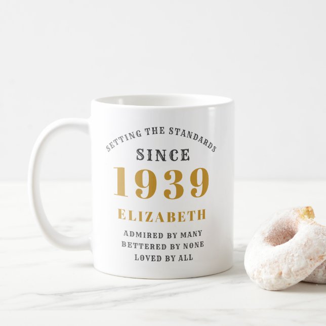 Personalisierter Geburtstag 1939 Elegant Name Gold Kaffeetasse (Mit Donut)