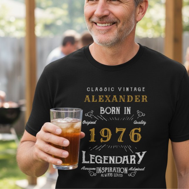 Personalisierter Geburtstag 1976 Name Legendary hi T-Shirt (1976 black and gold personalized t-shirt)