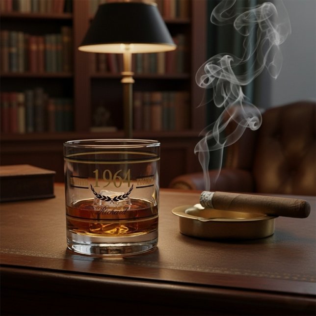 Personalisierter Geburtstag bis zur Perfektion Whiskyglas (Aged To Perfection Personalized Birthday Whiskey Glass)