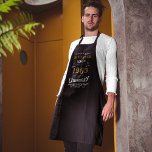 Personalisierter Geburtstag Geboren 1963 Vintag Schürze<br><div class="desc">Ein personalisiertes klassisches Schwarz-Schürze-Design für diese Geburtstagsfeier für jemanden, der 1963 geboren und 60 Jahre alt wurde. Fügen Sie den Namen zu diesem Vintagen Retrostil Schwarz, Weiß und Gold für ein individuelles Geburtstagsgeschenk hinzu. Bearbeiten Sie den Namen und das Jahr einfach mit der Vorlage. Ein wunderbares, individuelles, schwarzes Geburtstagsgeschenk. Mehr...</div>
