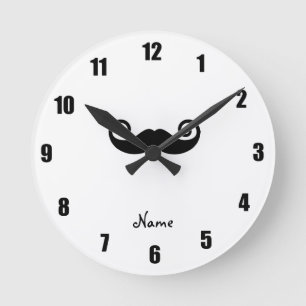 Personalisierter gelockter Namensschnurrbart Runde Wanduhr