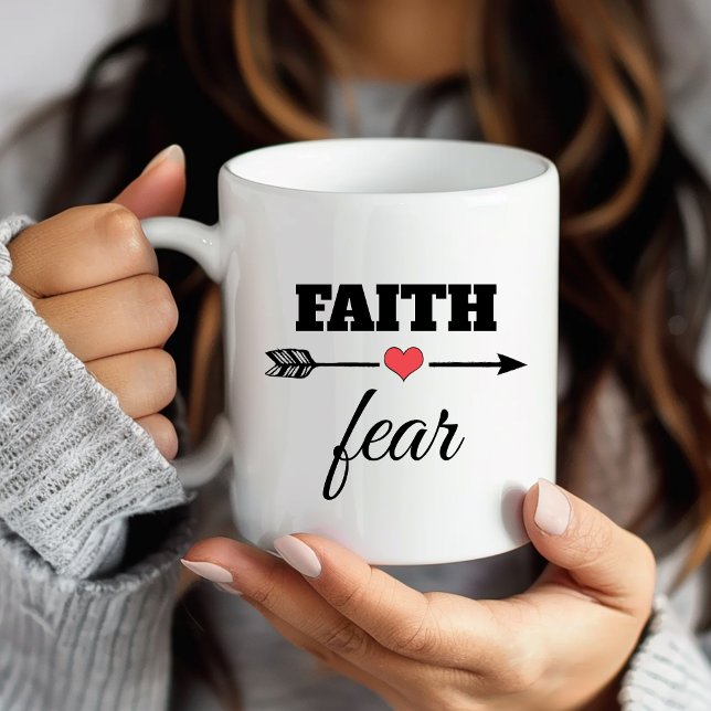 Personalisierter Glaube über den Arsch des Feenrot Kaffeetasse (Personalized Faith over Fear Red Heart Arrow Coffee Mug)
