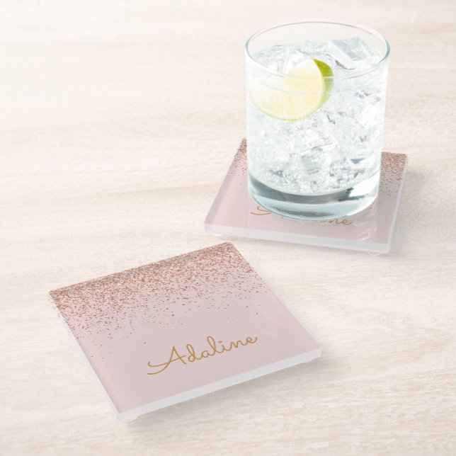 Personalisierter goldener Glitter-Monogramm-Name Glasuntersetzer (Schrägansicht)