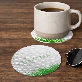 Personalisierter Golfball im Gras Runder Pappuntersetzer
