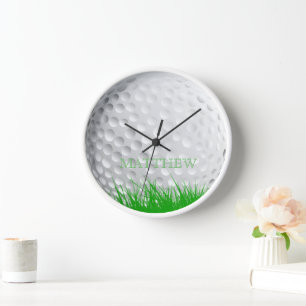 Personalisierter Golfball im Gras Wanduhr