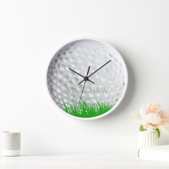 Personalisierter Golfball im Gras Wanduhr (Zuhause)