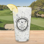 Personalisierter Golfclub Name Golf Glas<br><div class="desc">Mit klassischen Crosser-Clubs,  Golfball-Design und altertümlicher Briefmarke sind diese Brillen ideal für alle Golfclubs und Clubmitglieder. Personalisieren Sie Ihren Aufenthalt mit dem Namen des Clubmitglieds,  dem Namen des Golfklubs und dem Jahr,  in dem der Golfclub gegründet wurde. Entwickelt von Thisisnotme©</div>