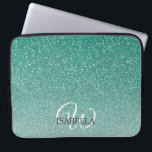 Personalisierter grüner Glitzer Ombre Name Monogra Laptopschutzhülle<br><div class="desc">Chic Imitat grün Glitzer mit ombre Wirkung,  der grüne Glitzer verblasst auf einem weißen Hintergrund. Sie können diese elegante Laptop-Hülle mit Ihrem Namen und Monogramm oder anderem Text personalisieren. Perfekter personalisierter Geschenkschlauch. Wenn Sie Hilfe oder passende Produkte benötigen,  kontaktieren Sie uns bitte unter happydolphinstudio@outlook.com.</div>
