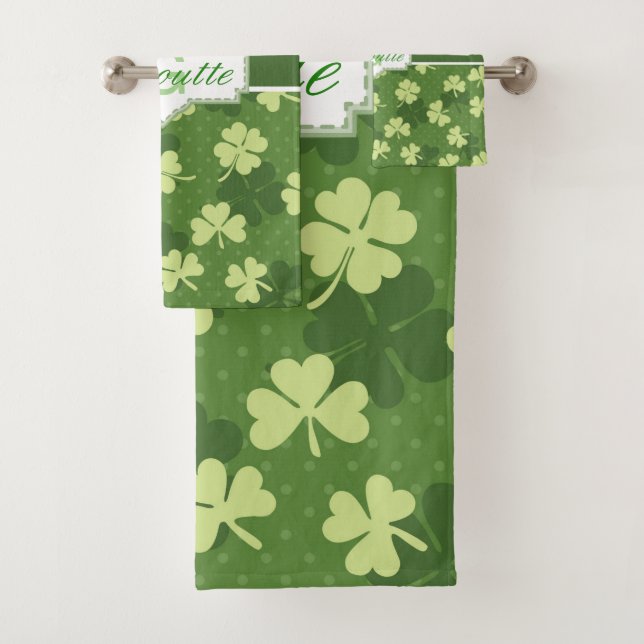 Personalisierter grüner Tag Kleeblatt-St. Patricks Badhandtuch Set (Insitu)
