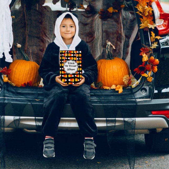Personalisierter Halloween-Maistrick oder -Treff Mittlere Geschenktüte (Giant crazy candy corn adorn this trick or treat bag. Personalize with your kiddo's name!)