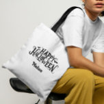 Personalisierter Halloween Trick oder Treat<br><div class="desc">Verwandeln Sie Ihren Halloween-Trick oder gönnen Sie sich einen stilvollen Abend mit dieser Happy Halloween Tote Tasche, die mit einem Namen personalisiert werden kann. Mit seinem spukhaften und gleichzeitig skurrilen Charme wird dieser Totenbeutel sicher Schiebstacheln und Aufregung durch Ihre Adern senden! Editieren Sie einfach den Namen und fügen Sie ihn...</div>
