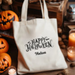 Personalisierter Halloween Trick oder Treat Tragetasche<br><div class="desc">Verwandeln Sie Ihren Halloween-Trick oder gönnen Sie sich einen stilvollen Abend mit dieser Happy Halloween Tote Tasche, die mit einem Namen personalisiert werden kann. Mit seinem spukhaften und gleichzeitig skurrilen Charme wird dieser Totenbeutel sicher Schiebstacheln und Aufregung durch Ihre Adern senden! Editieren Sie einfach den Namen und fügen Sie ihn...</div>